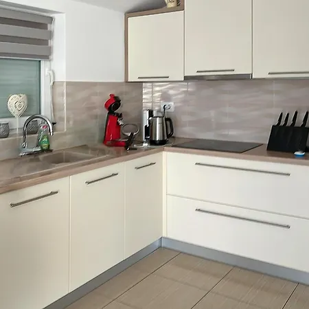 Gorgeous In بولا